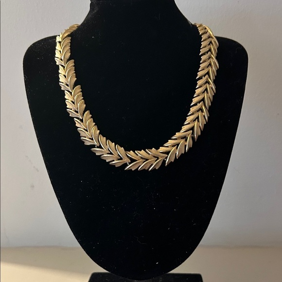 Crown Trifari Jewelry - Vintage Crown Trifari Elegant Gold Tone Leaf Necklace